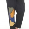 Черные брюки с цветными нашивками 23670212