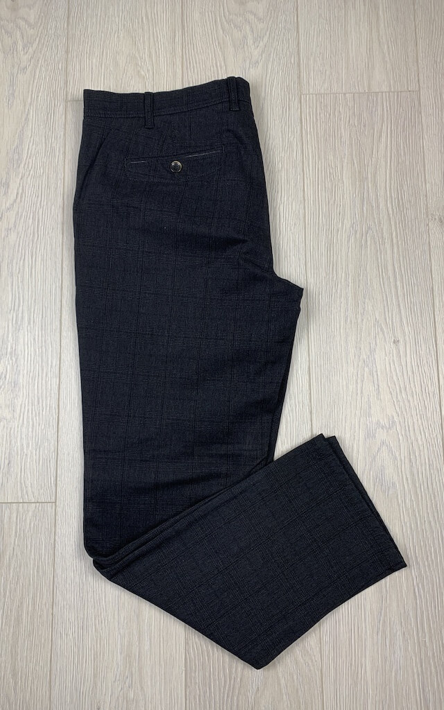 Темно-серые брюки в мелкую клеку