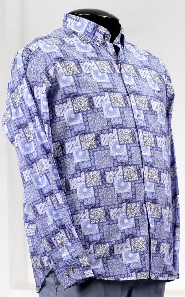 Рубашка голубого цвета с узором пэчворк 23241136