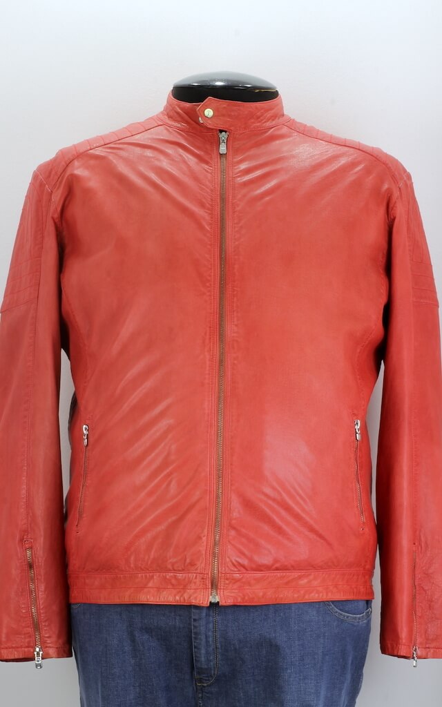 Стильная кожаная куртка красного цвета 92371006